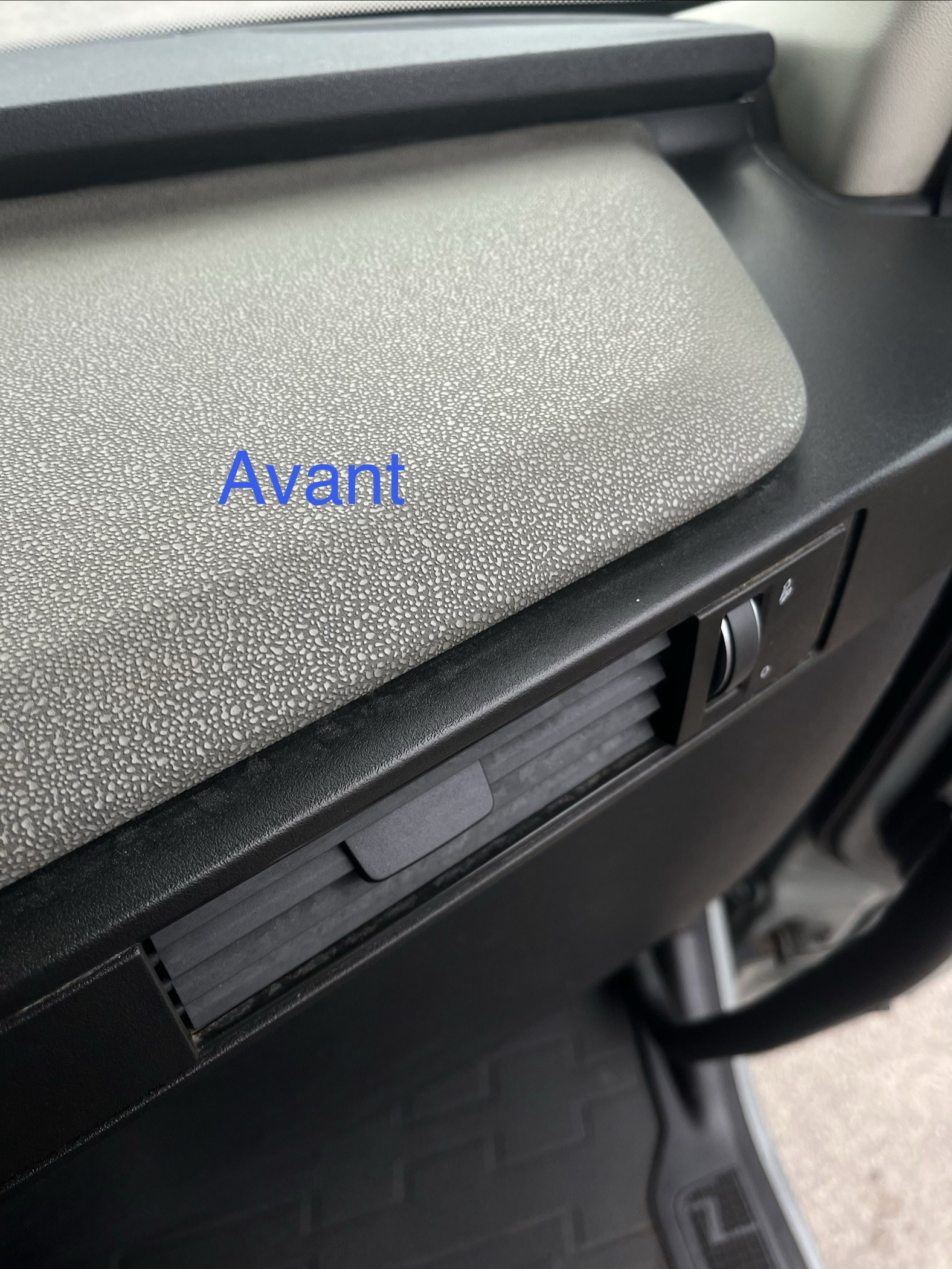 Tableau de bord de camion poussiéreux avant nettoyage