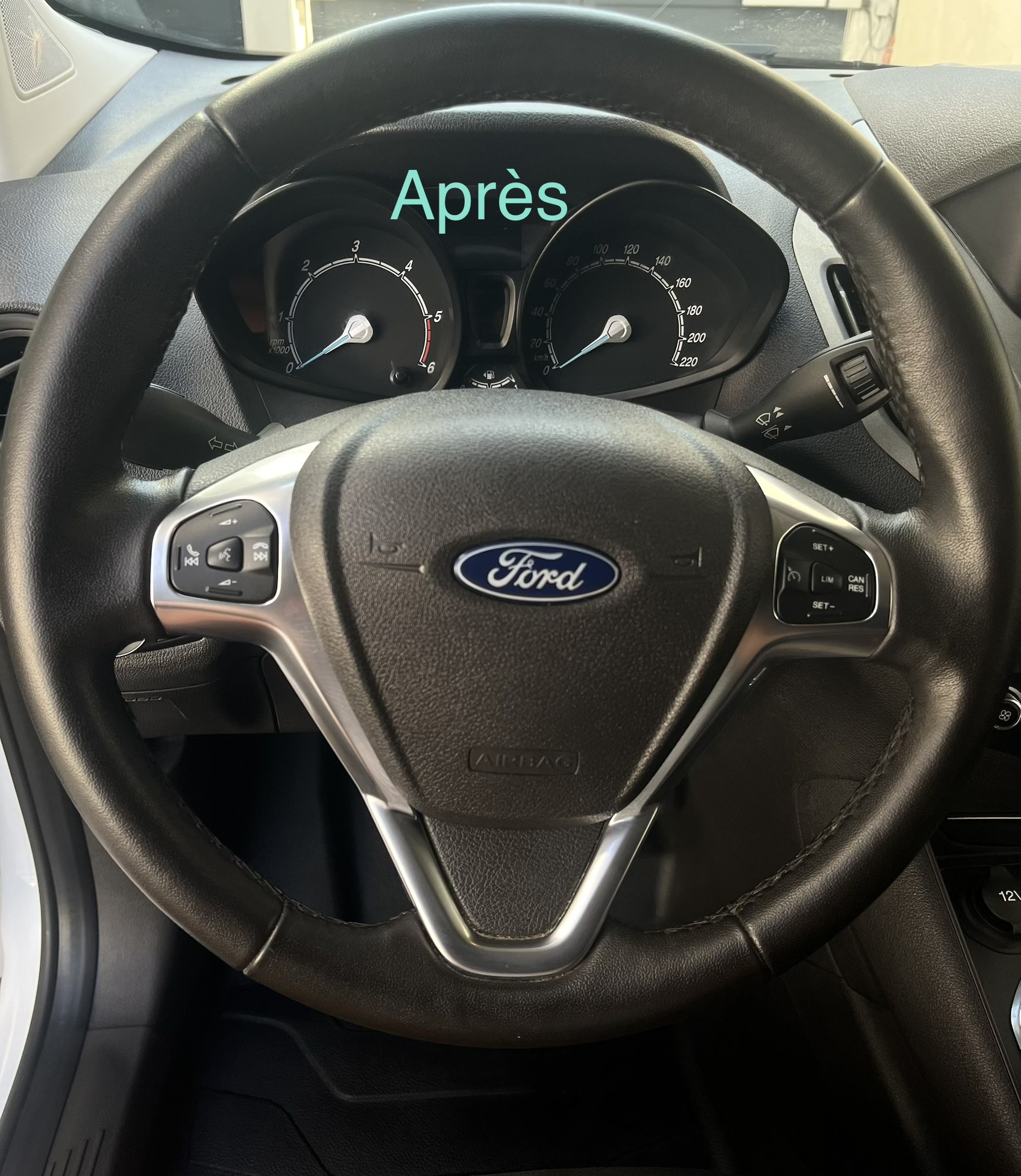 Volant et compteurs nettoyés en détail, Ford