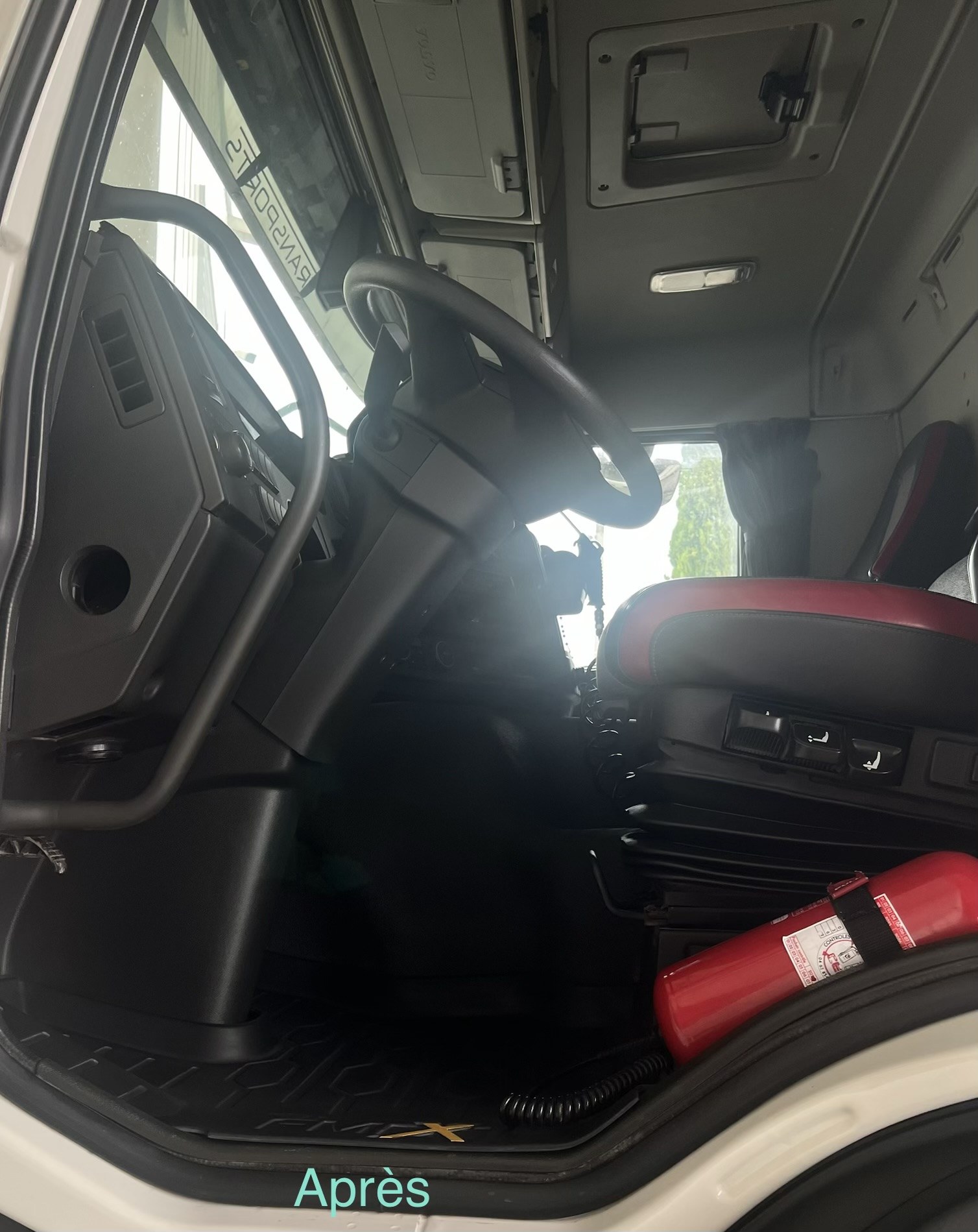 Habitacle de Volvo 8x4 nettoyé, vue intérieure complète