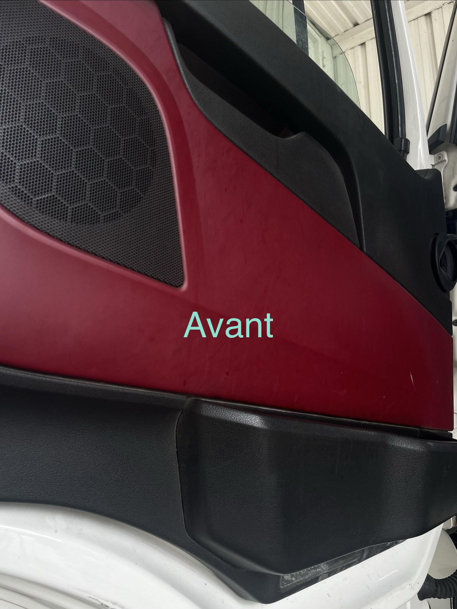 Panneau de porte rouge de Volvo 8x4 terni avant nettoyage